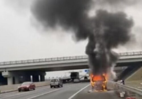 Na ceste pri Bratislave sa vznietilo auto, polícia vyzývala vodičov k opatrnosti – VIDEO