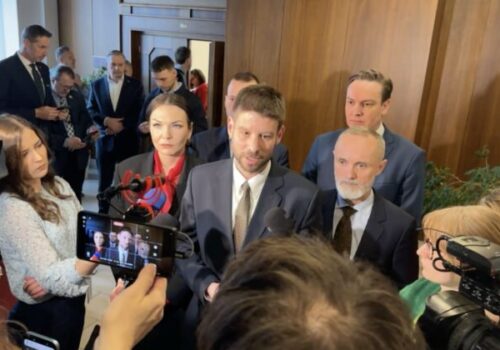 Zasadnutie výborov sa nekonalo. Koalícia prišla no zablokovala diskusiu o zahraničných cestách Fica – VIDEO