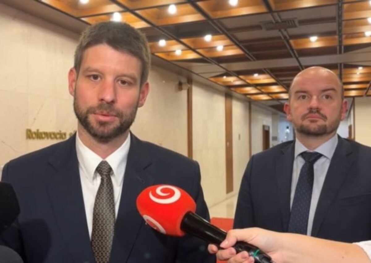 Rozprava k odvolávaniu vlády sa bude konať v noci, Šimečka hovorí o papalášizme a pohŕdaní – VIDEO