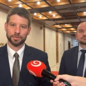 Rozprava k odvolávaniu vlády sa bude konať v noci, Šimečka hovorí o papalášizme a pohŕdaní – VIDEO