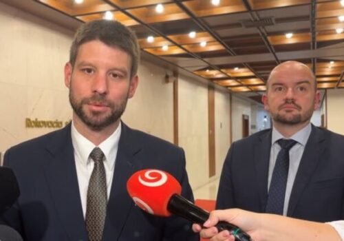 Rozprava k odvolávaniu vlády sa bude konať v noci, Šimečka hovorí o papalášizme a pohŕdaní – VIDEO