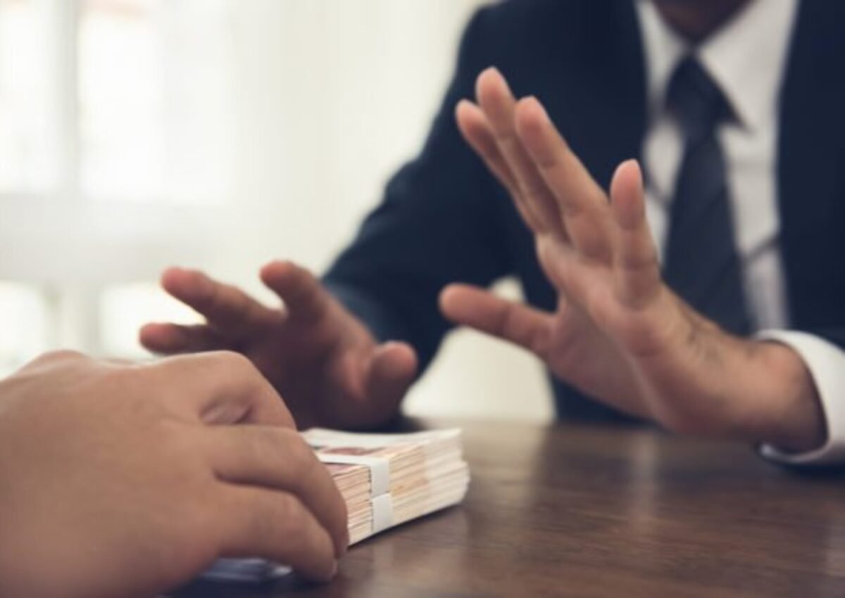 ÚBOK obvinil za korupciu 31 fyzických osôb, boli medzi nimi aj verejní funkcionári