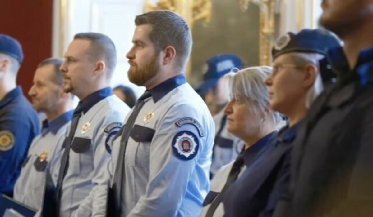 V Bratislave pribudli noví mestskí policajti. Do ulíc mieri 18 posíl, mesto ocenilo aj hrdinov – VIDEO