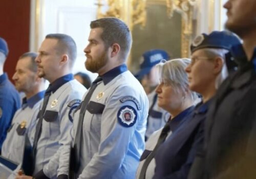 V Bratislave pribudli noví mestskí policajti. Do ulíc mieri 18 posíl, mesto ocenilo aj hrdinov – VIDEO