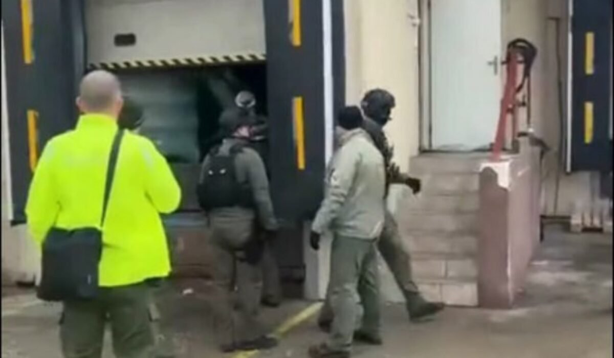 Finančná správa likviduje milión fliaš nezdaneného alkoholu, podnikla tiež kroky voči bývalému vedeniu – VIDEO