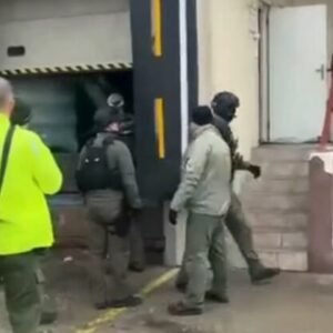 Finančná správa likviduje milión fliaš nezdaneného alkoholu, podnikla tiež kroky voči bývalému vedeniu – VIDEO