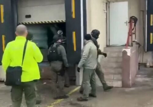 Finančná správa likviduje milión fliaš nezdaneného alkoholu, podnikla tiež kroky voči bývalému vedeniu – VIDEO