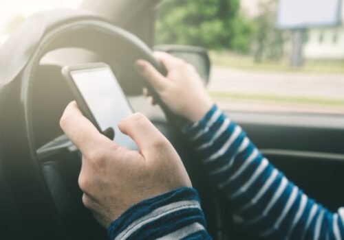 Stačí krátka nepozornosť a jazda sa môže zmeniť na tragédiu. Polícia upozorňuje na riziká používania mobilu za volantom