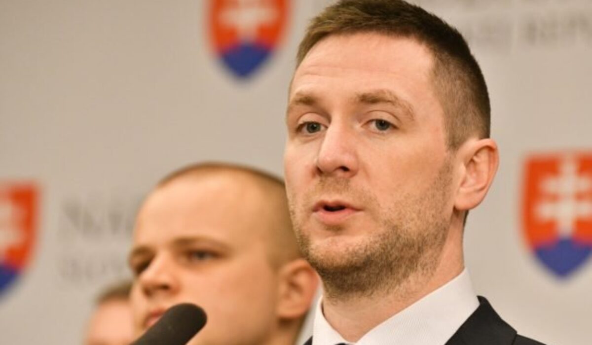 Uhrík vyzval Žilinku na zrušenie rozhodnutia prokurátora Remetu v prípade darovania vojenskej techniky Ukrajine