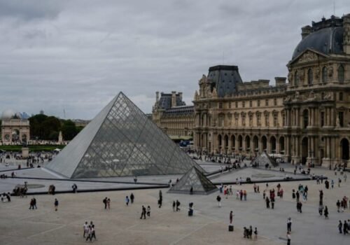 Korunu francúzskej cisárovnej ukradnutú počas vlaňajšej lúpeže v Louvri sa podarí zachrániť