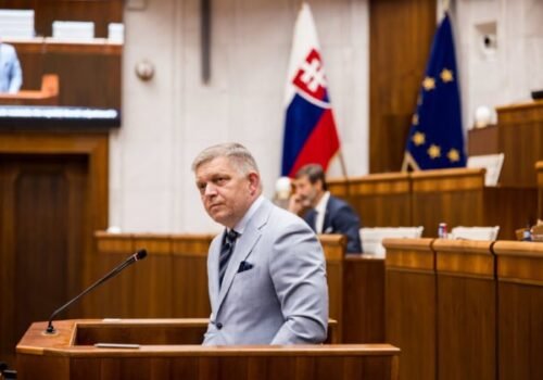 Vládu pri hlasovaní o dôvere podporilo všetkých 79 poslancov, s ktorými koalícia volebné obdobie aj začínala