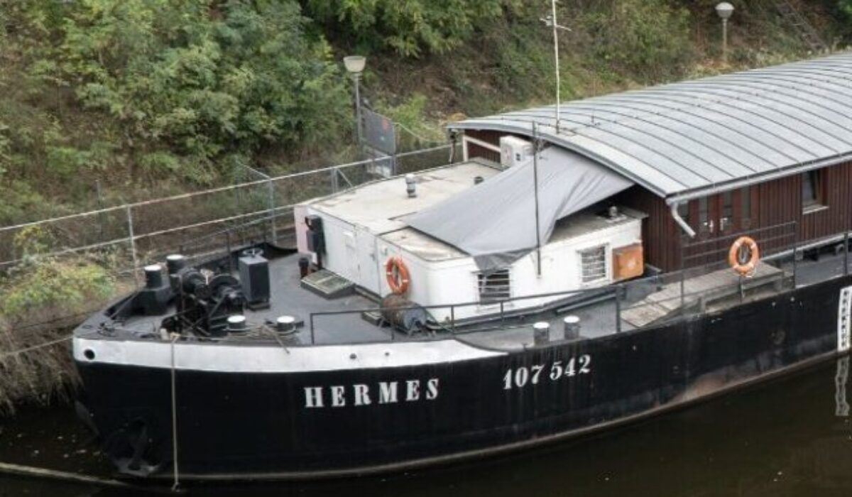 Teplo, sprcha a druhá šanca. Bezdomovci v Prahe nachádzajú útočisko na lodi Hermes