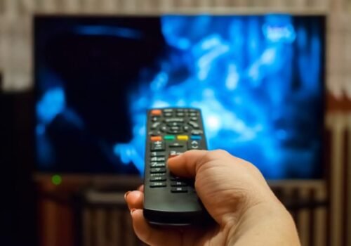 Titulky a audiodeskripcia v televízii už neslúžia len nepočujúcim a nevidiacim, stal sa z nich štandard