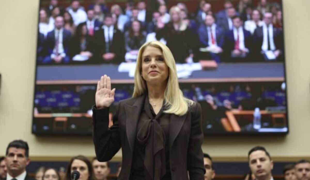 Demokrati obvinili ministerku spravodlivosti Pam Bondiovú z krytia dokumentov Jeffreyho Epsteina