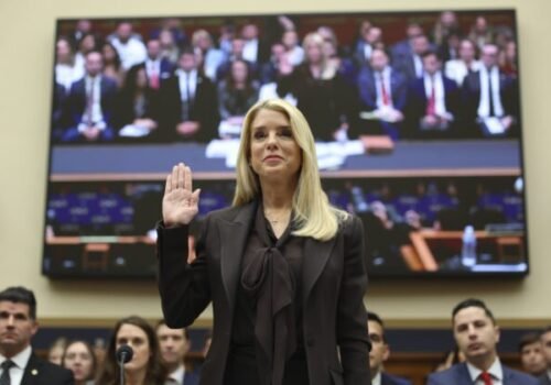 Demokrati obvinili ministerku spravodlivosti Pam Bondiovú z krytia dokumentov Jeffreyho Epsteina