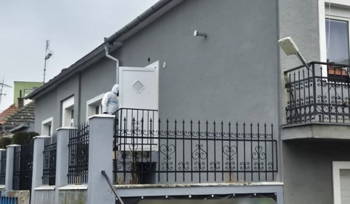 Polícia našla v Leviciach dve telá bez známok života, obeťami vraždy sú matka a jej maloletá dcéra