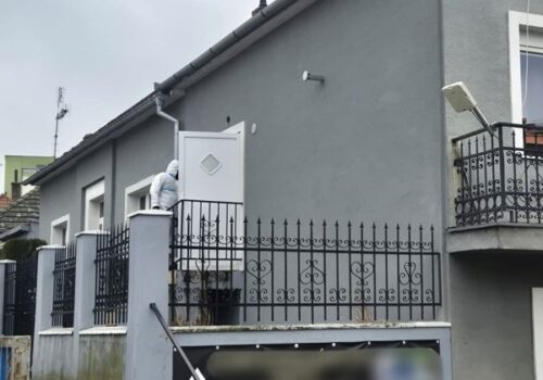 Polícia našla v Leviciach dve telá bez známok života, obeťami vraždy sú matka a jej maloletá dcéra