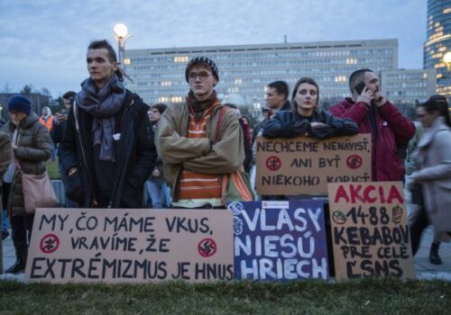 Slováci nesúhlasia so znižovaním trestov za extrémizmus, prekvapivý je postoj voličov hnutia Republika