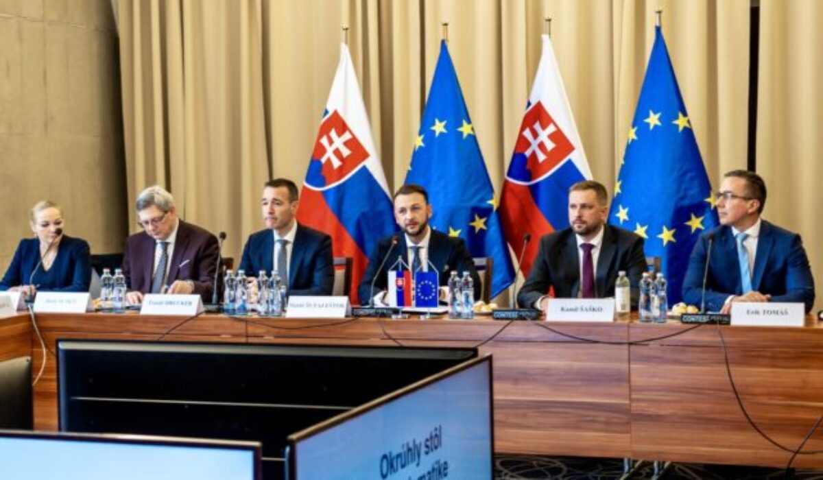 Vláda chce zasiahnuť proti radikalizácii mladých, pripravuje nový zákon a silnejšiu koordináciu ministerstiev – FOTO