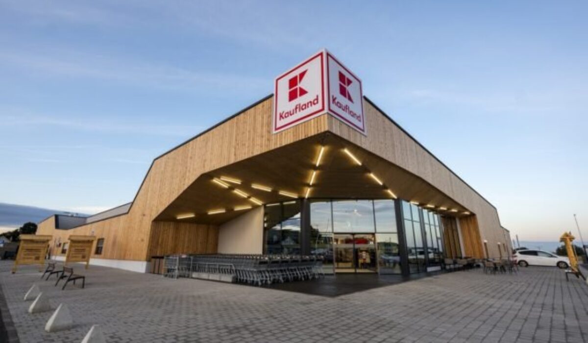 Kaufland plní svoje záväzky: Prináša stovky miliónov eur na domáci trh aj čerstvé ovocie a zeleninu pre tisícky detí