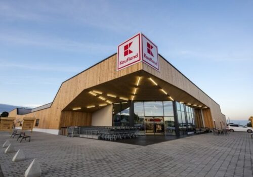 Kaufland plní svoje záväzky: Prináša stovky miliónov eur na domáci trh aj čerstvé ovocie a zeleninu pre tisícky detí