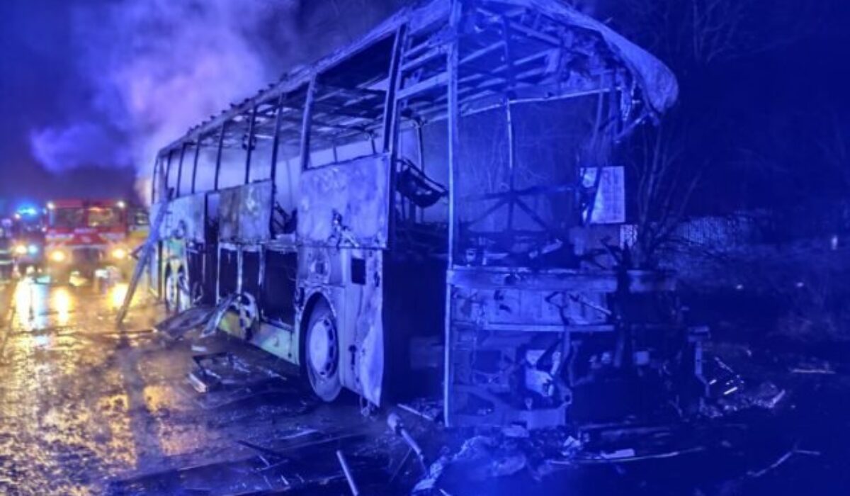 Na Liptove sa zrazil autobus s kamiónom, jeden z vodičov uhorel a viacero ľudí je zranených – FOTO