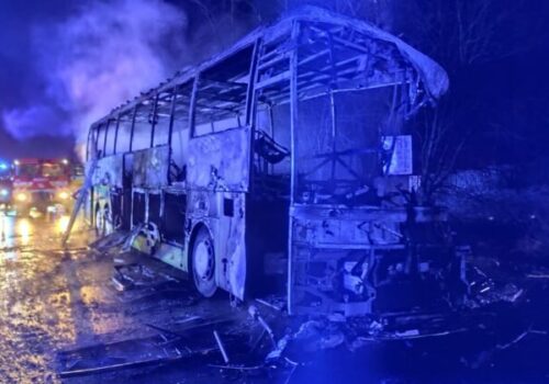 Na Liptove sa zrazil autobus s kamiónom, jeden z vodičov uhorel a viacero ľudí je zranených – FOTO