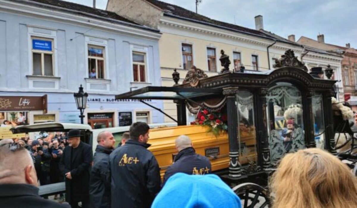 V Košiciach sa lúčia s rómskym kráľom Róbertom Botošom, rakvu viezli na koči ťahanom koňmi – VIDEO, FOTO
