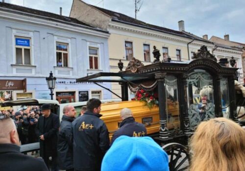 V Košiciach sa lúčia s rómskym kráľom Róbertom Botošom, rakvu viezli na koči ťahanom koňmi – VIDEO, FOTO