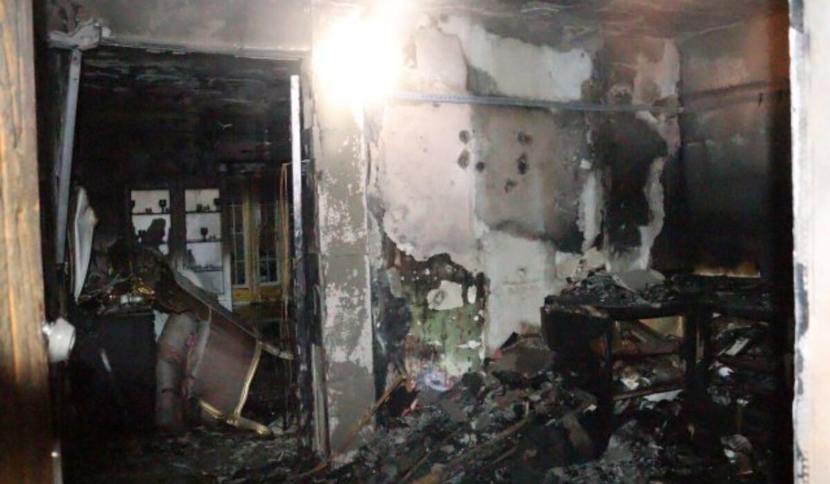 Požiar bytovky v Lemešanoch spôsobil predbežnú škodu za 80-tisíc eur, obyvatelia museli stráviť noc v kultúrnom dome – FOTO