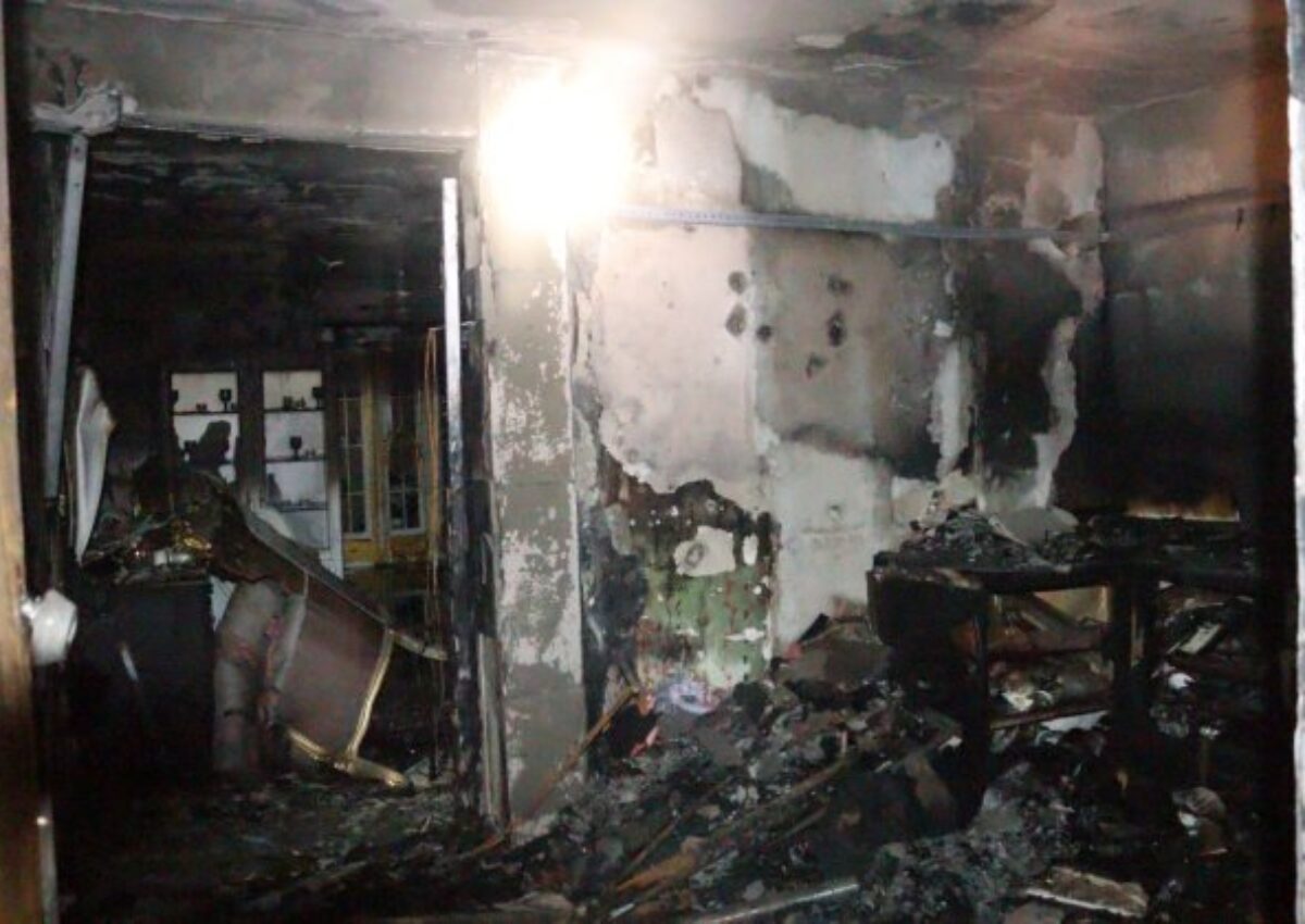 Požiar bytovky v Lemešanoch spôsobil predbežnú škodu za 80-tisíc eur, obyvatelia museli stráviť noc v kultúrnom dome – FOTO