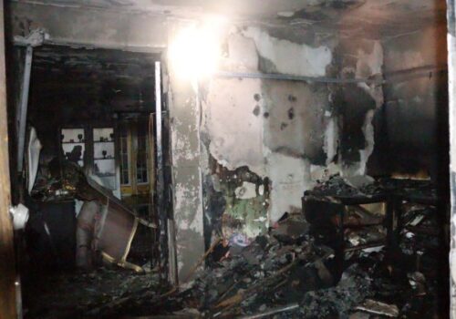 Požiar bytovky v Lemešanoch spôsobil predbežnú škodu za 80-tisíc eur, obyvatelia museli stráviť noc v kultúrnom dome – FOTO