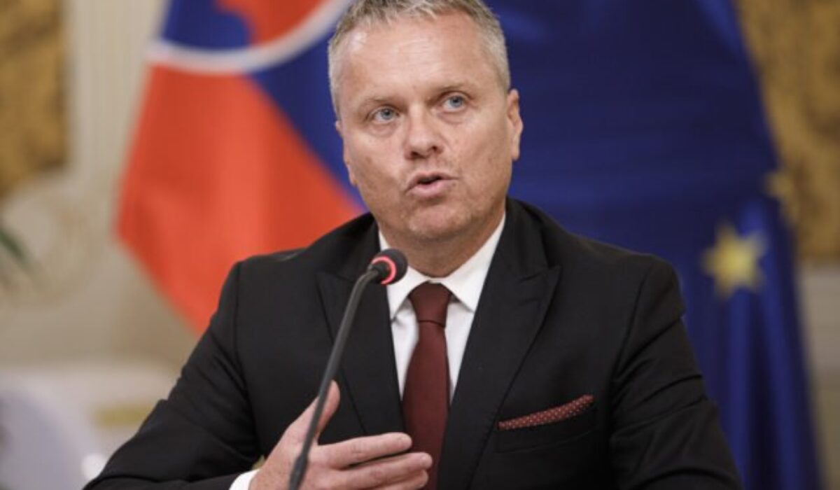 Mohla vláda v demisii darovať vojenskú techniku Ukrajine? Andrassy hovorí, že ide o ústavnú, nie kontrolórsku otázku