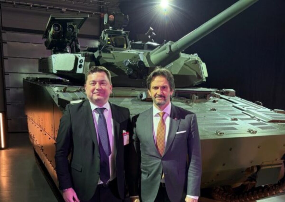 Vo Švédsku slávnostne predstavili vozidlo pre slovenskú armádu, program postupuje podľa plánu – FOTO