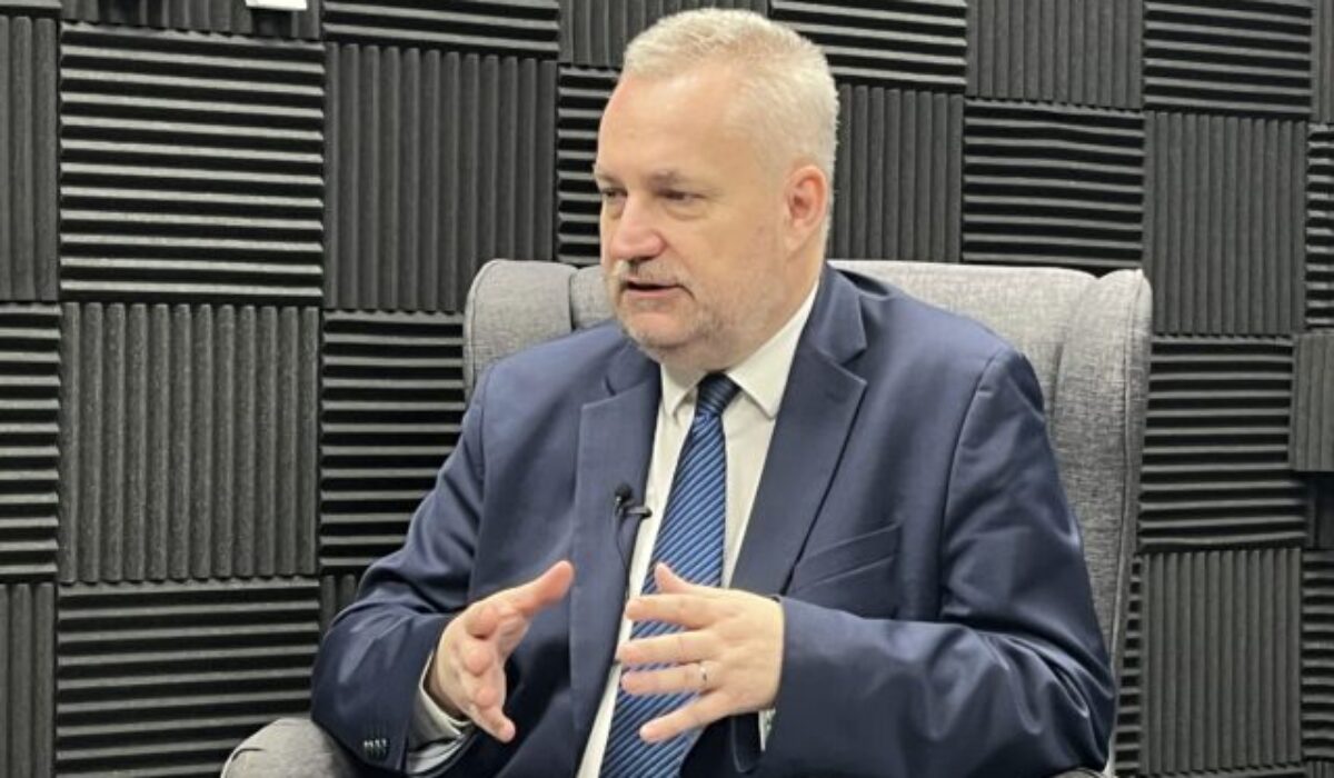 Dostál: Vláda si systematicky vytvára nepriateľov podobne ako Mečiar a oslabuje boj proti korupcii – VIDEO