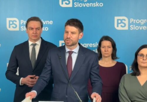Vláda plánuje obmedziť volebné právo Slovákov žijúcich v zahraničí, upozorňujú progresívci – VIDEO