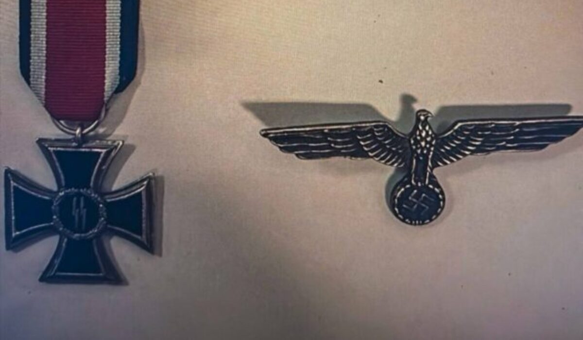 Počas colnej kontroly našli u 57-ročného muža nacistické symboly, hrozia mu dva roky vo väzení