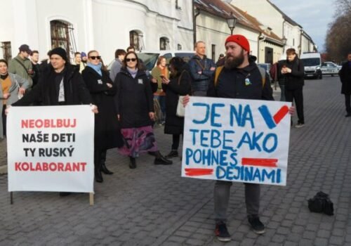 Protestujúci počas diskusie Fica so študentmi hlučne vyjadrovali nesúhlas s jeho politikou, pustili sa aj do Kaliňáka a Gedru – VIDEO