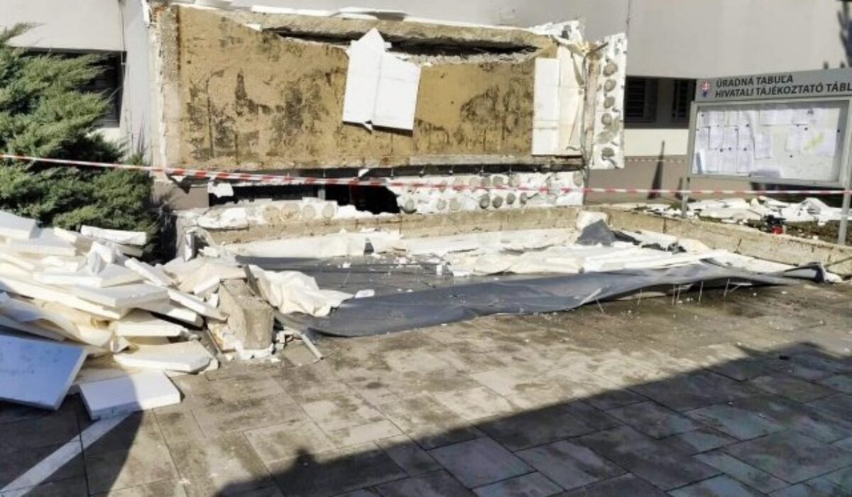 Klientske centrum v Komárne po tragickom páde prístrešku obnovilo prevádzku v obmedzenom režime