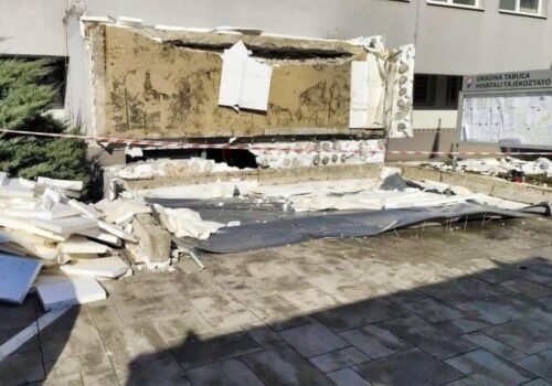 Klientske centrum v Komárne po tragickom páde prístrešku obnovilo prevádzku v obmedzenom režime