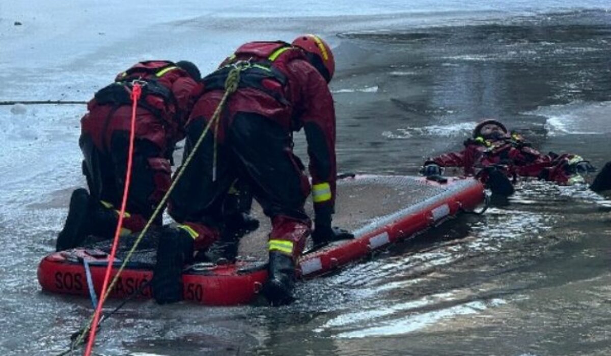 Záchranná akcia na Bukovci. Osoba sa po skoku do nádrže nevynorila, hasiči pátrajú pod ľadom – FOTO