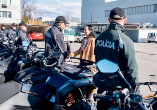 Kurilovská odovzdala policajtom nové terénne štvorkolky, majú im zlepšiť prácu v ťažko dostupných oblastiach – FOTO