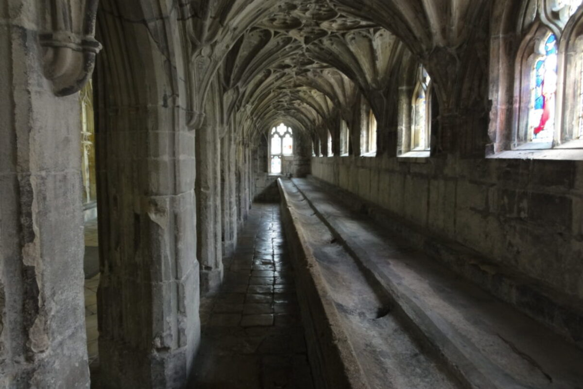 40 chlapov a jedna rúra: Bizarný príbeh o mníchoch, ktorí boli otrokmi svojich čriev