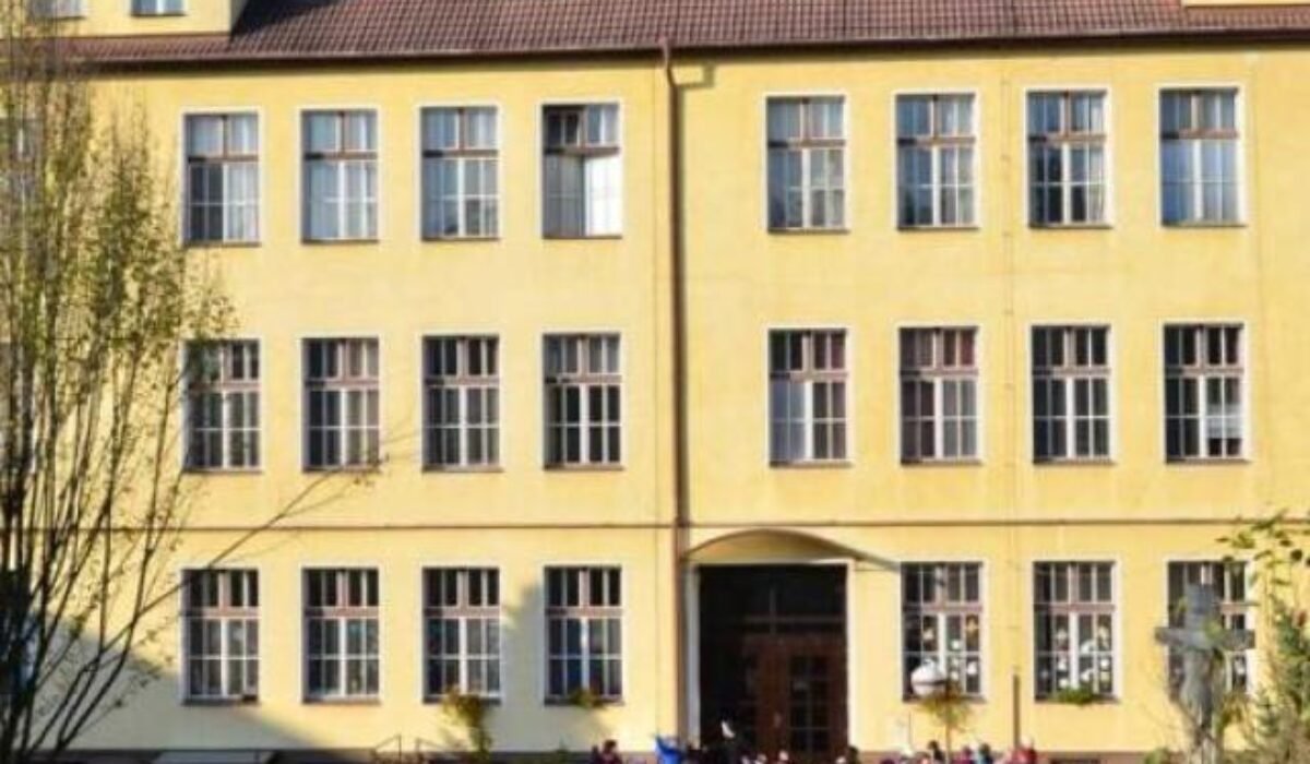 Streľba v škole v Novom Meste nad Váhom: dvoch ľudí zranili, páchateľ bol žiak