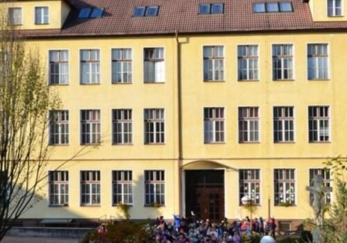 Streľba v škole v Novom Meste nad Váhom: dvoch ľudí zranili, páchateľ bol žiak