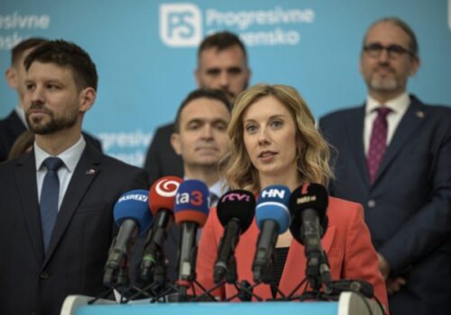 Slovenská vláda odsudzuje útoky na Blízkom východe, ale zároveň povoľuje prelet amerických bojových lietadiel do Iránu, tvrdí Yar