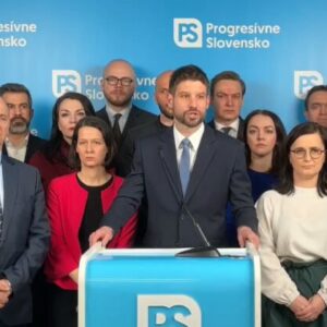 Ficova vláda nakazila Slovensko vírusom, progresívci predstavili „Kladivo na korupciu“ – VIDEO