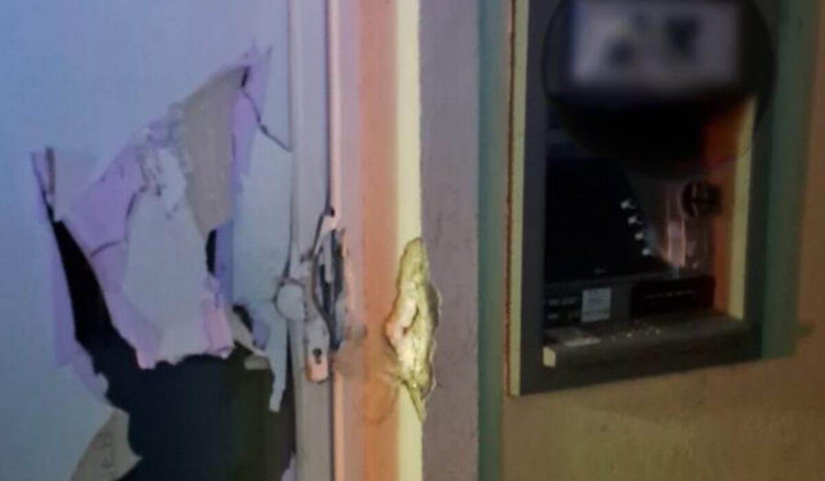 V Malackách neznámy páchateľ poškodil bankomat – FOTO