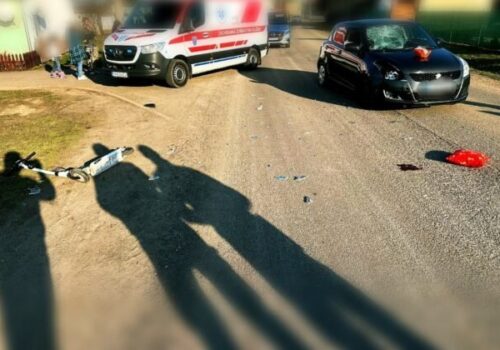 Kolobežkárka sa zrazila s autom pri Rimavskej Sobote, do nemocnice ju odvážal vrtuľník – FOTO