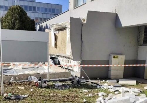 Pozostalí po obetiach a poškodený pri tragédii v Komárne dostanú odškodnenie. Aká bude jeho výška?